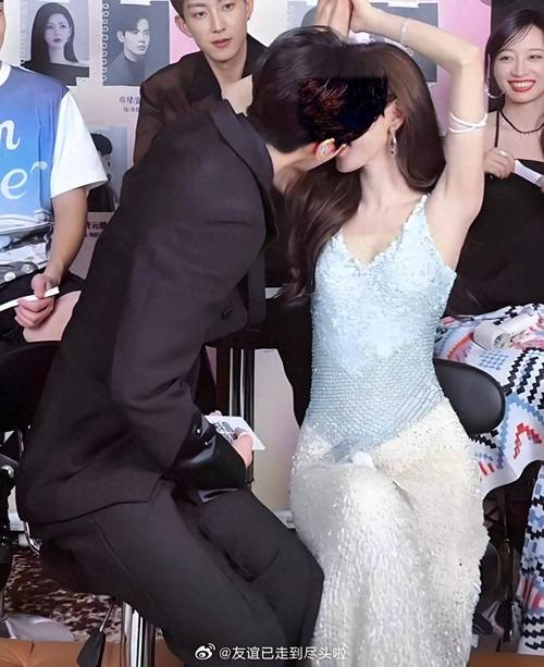 男女明星亲昵互动：是真感情流露还是新剧炒作？