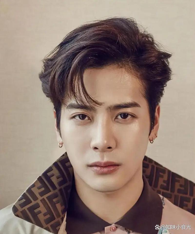 娱乐圈小说：王嘉尔杨紫真实面，揭秘明星光环下的另一面