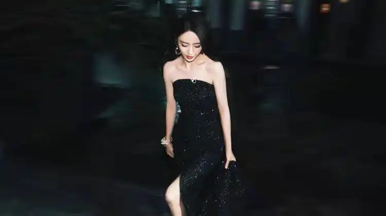 抹胸连衣裙穿搭技巧_女明星穿抹胸_性感抹胸裙如何穿出高级感