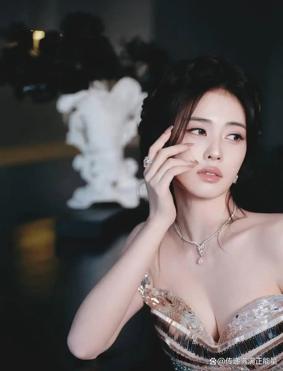 女明星穿抹胸_身材焦虑女明星_性感女明星讨论