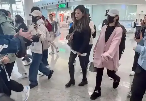 朱茵身高153cm演技颜值惊艳_女明星身高与颜值不匹配_娱乐圈哪些女名星很矮