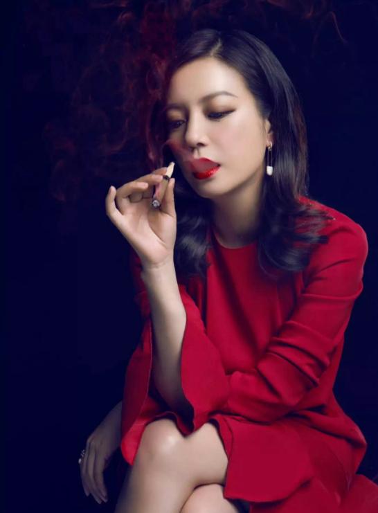 赵薇现在还在娱乐圈吗_赵薇投资做生意被封杀_赵薇转型投资做生意