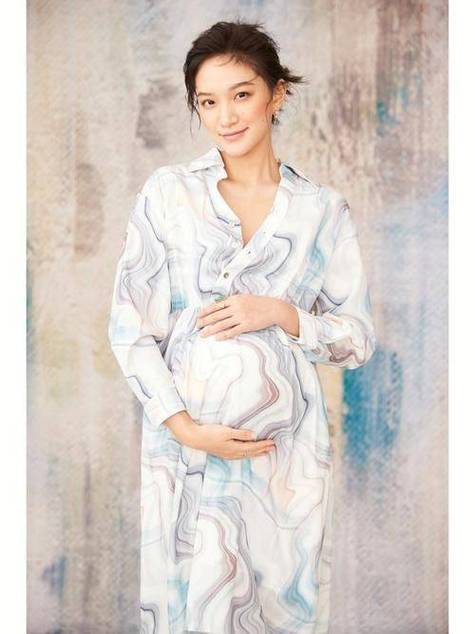 女明星生二胎两种画风 江钰琪晒孕肚写真 谢娜求别拍孩子