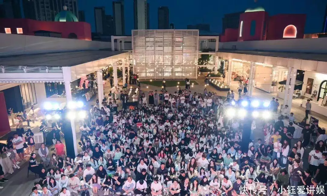 不想沉迷追星就搜明星的黑料,_粉丝经济 商场活动 明星联名