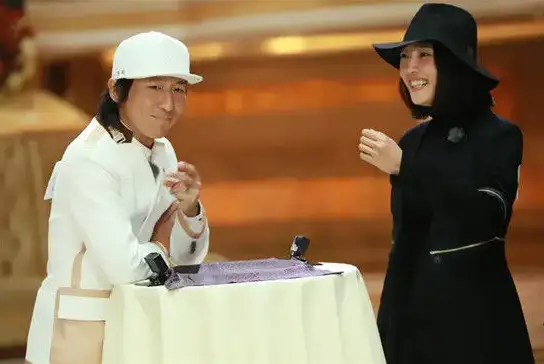 明星假唱事件_韩雪萨顶顶假唱门_女明星做假